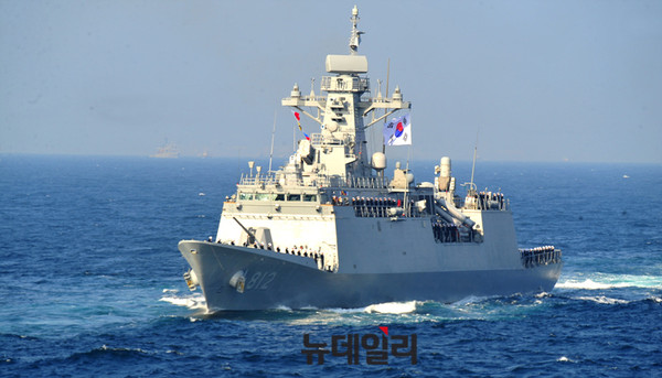 ▲ 해양기동 사열중인 FFG 인천급 경기함 ⓒ뉴데일리 오세진 사진기자