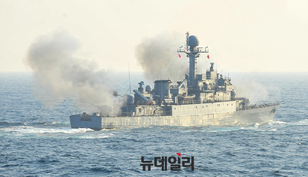 ▲ 함포사격중인PCC 포함급 초계함 부천함 ⓒ뉴데일리 오세진 사진기자