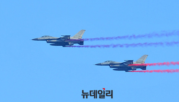 축하비행 중인 KF-16 ⓒ뉴데일리 오세진 사진기자