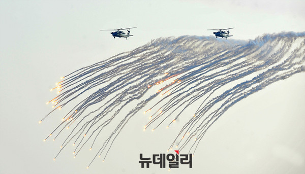 ▲ 플레어 발사 기동중인 해군 UH-60 ⓒ뉴데일리 오세진 사진기자