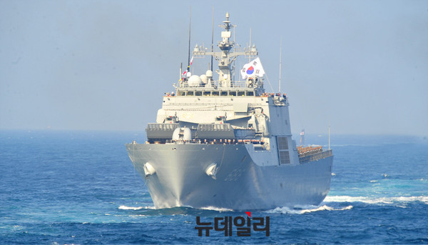 ▲ 해양기동 사열중인 LST-2 천왕봉급 천왕봉함 ⓒ뉴데일리 오세진 사진기자