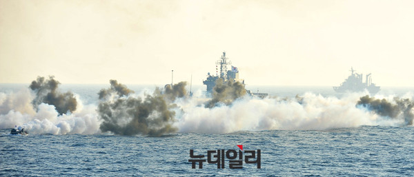 ▲ 합동 상륙작전을 위해 작전중인 고준봉급 LST 상륙함 고준봉함  ⓒ뉴데일리 오세진 사진기자