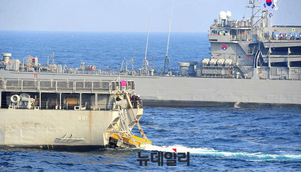 ▲ 합동 상륙작전을 위해 작전중인 고준봉급 LST 상륙함 고준봉함  ⓒ뉴데일리 오세진 사진기자