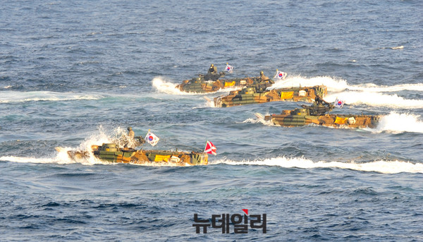 ▲ 합동 상륙작전을 위해 작전중인 해병대 KAAV-7A1 상륙돌격장갑차 ⓒ뉴데일리 오세진 사진기자