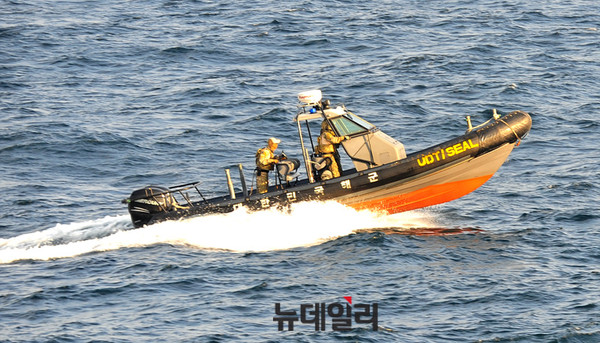 ▲ 해상 구조업무 중인 해군 UDT  ⓒ뉴데일리 오세진 사진기자