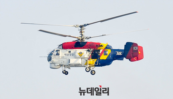 ▲ 해상 구조업무 중인 해경헬기  ⓒ뉴데일리 오세진 사진기자