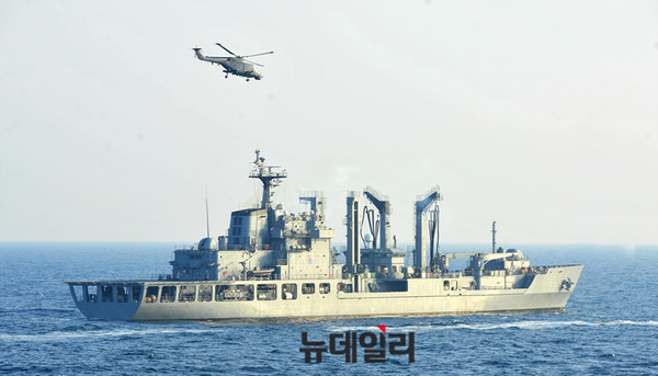 '아덴만 여명작전' 헬기 기만전술을 펼치는 해군 링스헬기  ⓒ뉴데일리 오세진 사진기자