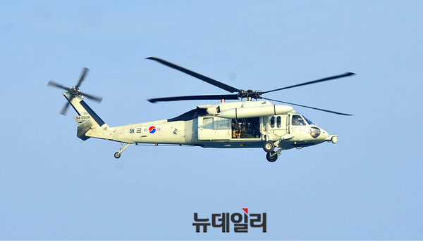 '아덴만 여명작전' 헬기 패스트로프 준비중인 UH-60  ⓒ뉴데일리 오세진 사진기자