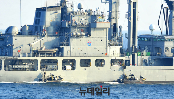 ▲ '아덴만 여명작전' 고속단정에서 선박으로 침투중인 UDT  ⓒ뉴데일리 오세진 사진기자