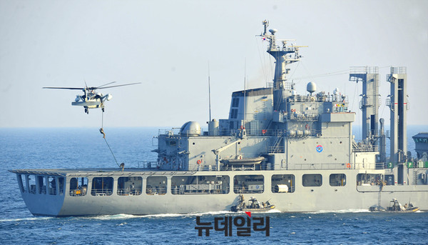 ▲ '아덴만 여명작전' 고속단정에서 선박과 헬기로 침투중인 UDT  ⓒ뉴데일리 오세진 사진기자