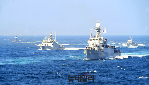 ▲ 해양기동 사열중인 함정과 잠수함  ⓒ뉴데일리 오세진 사진기자