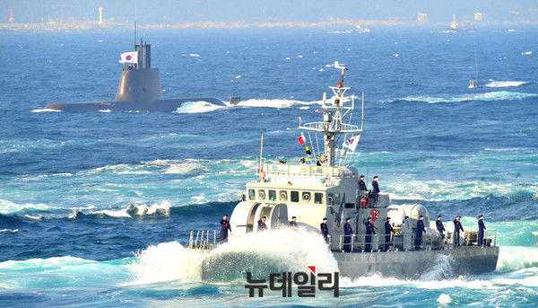 ▲ 해양기동 사열중인 참수리급 함정과 잠수함  ⓒ뉴데일리 오세진 사진기자