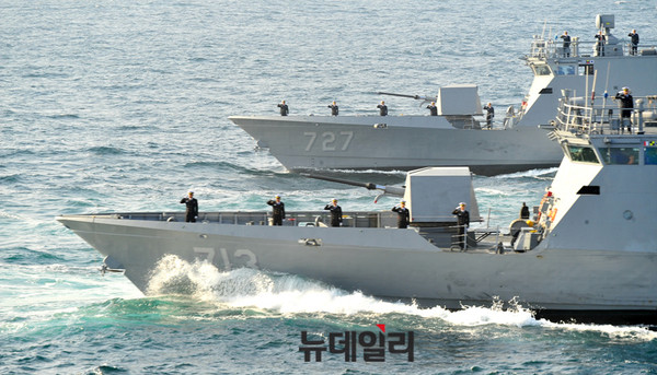 ▲ 해양기동 사열중인 PKG 윤영하급 고속함 김창학함(위) 조천형함(아래)  ⓒ뉴데일리 오세진 사진기자
