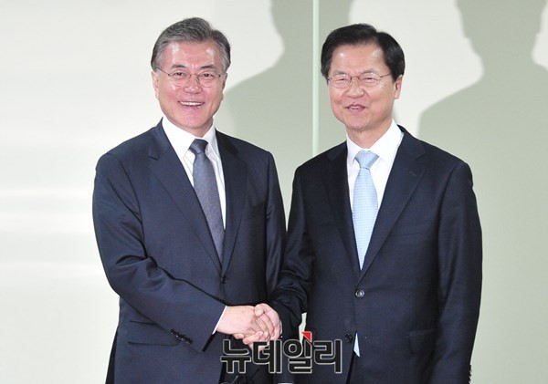 ▲ 새정치민주연합 문재인 대표와 개혁적 국민신당 창당을 추진하고 있는 무소속 천정배 의원이 19일 의원회관에서 연석회의를 앞두고 손을 맞잡고 있다. ⓒ뉴데일리 이종현 기자