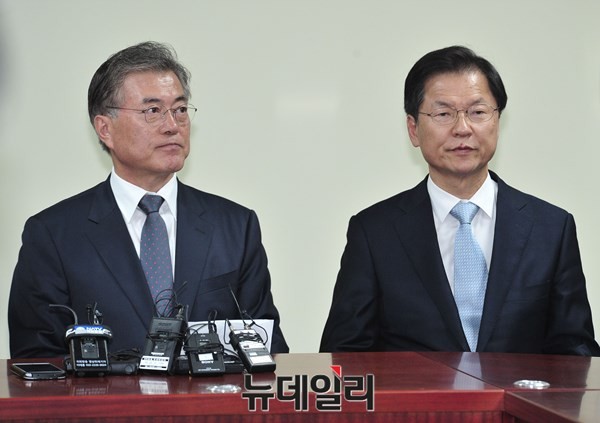 ▲ 새정치민주연합 문재인 대표와 개혁적 국민신당 창당을 추진하고 있는 무소속 천정배 의원이 19일 의원회관에서 연석회의를 앞두고 모두발언을 준비하고 있다. ⓒ뉴데일리 이종현 기자