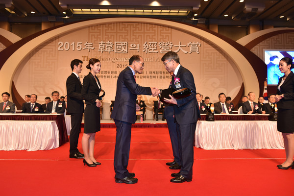 ▲ 한국의 경영대상 시상식에서 홍성의 기획관리전무가 대상을 수상하고 있다 (우측) ⓒ뉴데일리