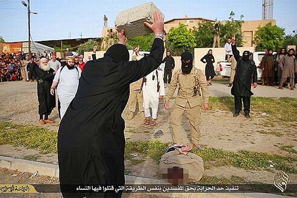 ▲ 자신들이 만든 율법에 위배된다고 사람의 머리를 돌로 찍어 죽이는 테러조직 ISIS. 이들에 동조하는 세력이 국내에서도 적발됐다고 한다. ⓒISIS 선전영상 캡쳐