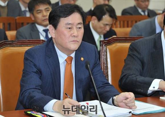 ▲ 최경환 경제부총리 겸 기획재정부 장관은 20일 