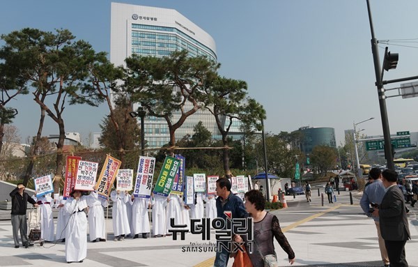 ▲ 21일 오전, 엄마부대봉사단을 비롯한 애국단체 회원들이 서울 신촌 연세대 세브란스병원 앞에서, 박원순 서울시장의 아들 박주신씨 병역비리 의혹 진상규명을 요구하는 집회를 열고 있다. ⓒ 뉴데일리 정상윤 기자