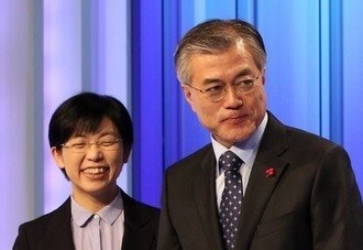 ▲ ▲ 문재인씨는 입으로는 공산주의자가 아니라고 말하고 있지만 그의 사회적 언행은 공산주의자의 언행과 일치하는 정도가 높다. 문재인씨가 진정으로 공산주의자가 아니라면 입으로만 공산주의자가 아니라고 말할 것이 아니라, 사회적 언행을 공산주의자와 다르게 해야 할 것이다. /사진=연합뉴스