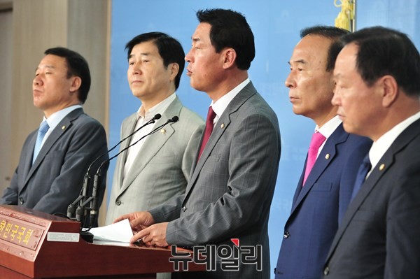 ▲ 새누리당 장윤석 의원이 지난달 21일 국회에서 농어촌지방주권지키기 의원모임이 기자회견을 할 때, 이 모임 여당 간사인 황영철 의원이 발언하는 곁에서 배석해 있다. ⓒ뉴데일리 이종현 기자