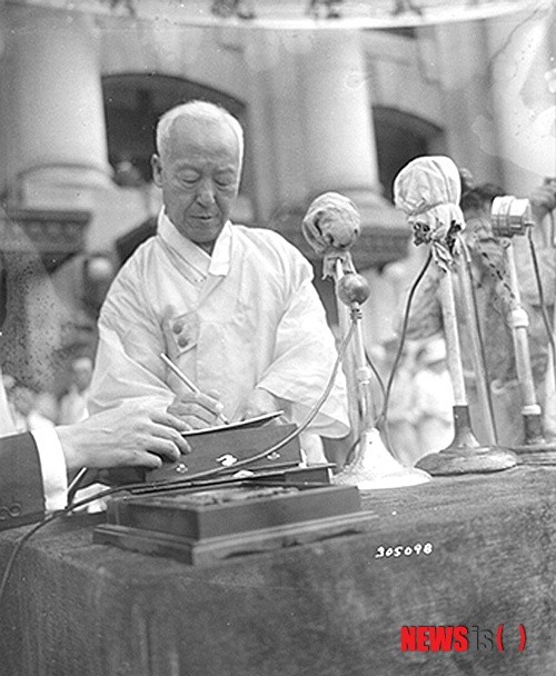 ▲ 1948년 7월 24일 이승만 초대 대통령이 취임 연설을 하고 있는 모습.   ⓒ 뉴시스