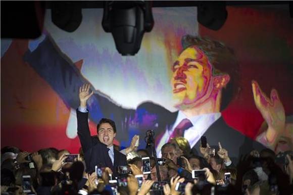 ▲ 제42대 캐나다 총선에서 보수당을 누르고 압승한 쥐스탱 트뤼도 자유당 대표가 퀘벡주 몬트리올에서 환호하는 지지자들을 향해 손을 흔들고 있다. ⓒ블룸버그뉴스