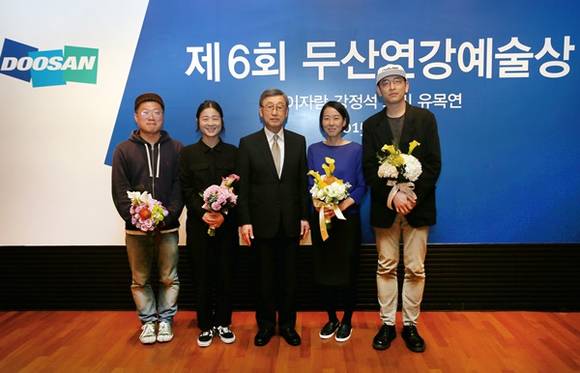 ▲ 두산연강재단 박용현 이사장(가운데)이 '제6회 두산연강예술상' 수상자들과 기념촬영을 하고 있다. ⓒ두산