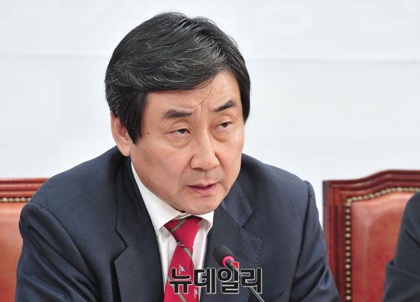 ▲ 새정치민주연합 이종걸 원내대표가 22일 TBS 라디오 〈열린아침 김만흠입니다〉에 출연해 영수회담 성공 여부가 박 대통령의 태도에 달려있다고 주장해 주목된다. 그의 강경기조에 영수회담이 난항을 겪는 것이 아니냐는 우려가 나오고 있다. ⓒ뉴데일리 이종현 기자