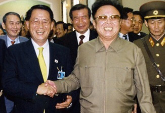 북한 김정일과 박지원 의원이 평양에서 만나 환하게 웃고 있는 모습.ⓒ뉴데일리DB