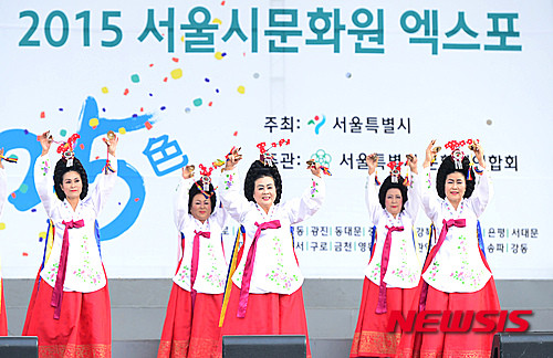 ▲ 22일 오후 서울 중구 서울광장에서 열린 '2015 서울 문화원 엑스포' 공연마당에서 금천문화원 한국무용팀이 향발무를 선보이고 있다.  ⓒ 뉴시스