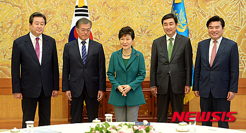 ▲ 22일 박근혜 대통령이 여야 지도부를 청와대로 불러 방미성과와 국정현안을 논의하는 '5자 영수 회담'을 열었다. 왼쪽부터 새누리당 김무성 대표, 새정치연합 문재인 대표, 박근혜 대통령, 새정치연합 이종걸 원내대표, 새누리당 원유철 원내대표.ⓒ뉴시스
