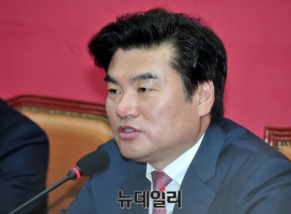 ▲ 새누리당 원유철 원내대표가 22일 '5자 영수회담'을 끝내고 국회에서 그 결과를 브리핑을 하고 있다.ⓒ뉴데일리 이종현 기자