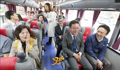 ▲ 22일 오전 8601번 2층 버스에 남경필 경기도지사, 홍철호 국회의원, 문현호 김포부시장, 김포시민들과 함께 2층 버스에 직접 탑승해 풍경마을 버스정류장까지 불편 사항 등을 살폈다. ⓒ경기도