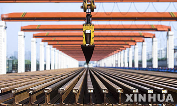 ▲ 용접작업 전의 고속철용 레일을 늘어놓은 모습. ⓒ뉴시스-신화. 무단전재 및 재배포 금지.