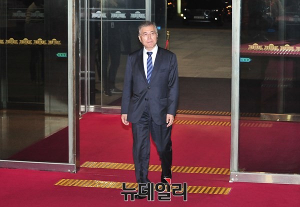 ▲ 새정치민주연합 문재인 대표가 22일 청와대 5자 회동을 마친 뒤 국회본청으로 돌아오고 있다. ⓒ뉴데일리 이종현 기자