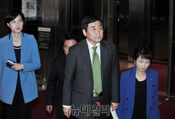 ▲ 새정치민주연합 이종걸 원내대표와 유은혜 대변인, 이언주·박수현 원내대변인이 22일 청와대 5자 회동을 마친 뒤 국회본청으로 돌아오고 있다. ⓒ뉴데일리 이종현 기자