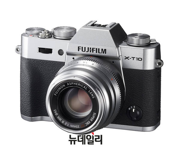 ▲ 후지필름 T10_silver 카메라에 XF35mm F2렌즈가 마운트 된 모습. ⓒ후지필름