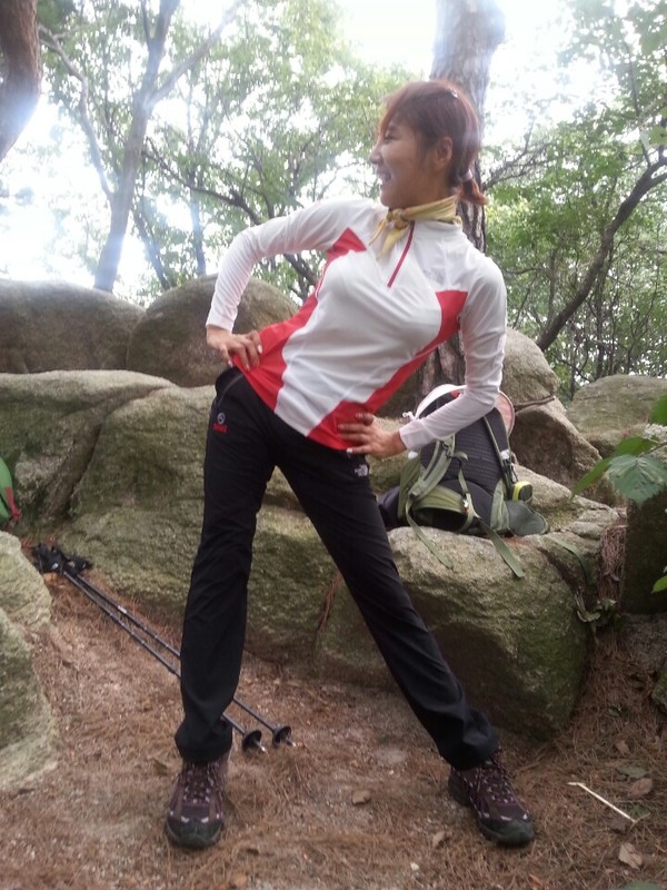 ▲ 영턱스출신 가수 임성은씨가 북한산 산행전에 몸풀기 운동을 하고 있다.ⓒ뉴데일리 스타