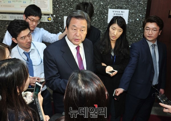 ▲ 새누리당 김무성 대표최고위원이 22일 청와대에서 5자회동을 마친 뒤 국회본청으로 돌아와 취재진의 질문에 답하고 있다. ⓒ뉴데일리 이종현 기자