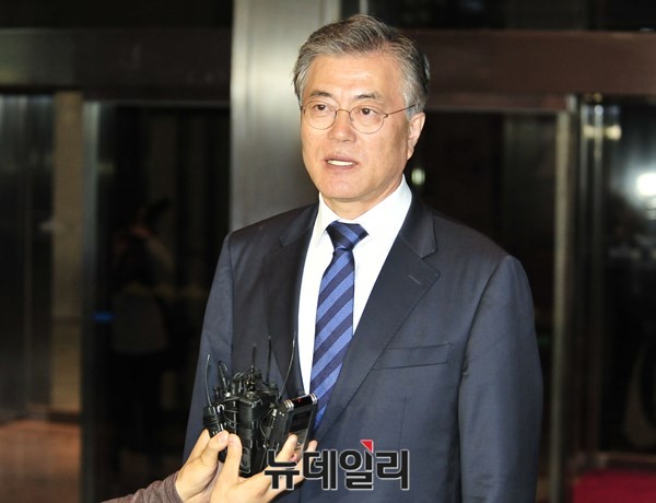 ▲ 새정치민주연합 문재인 대표가 22일 청와대에서 5자회동을 마친 뒤 국회본청으로 돌아와 취재진의 질문에 답하고 있다. ⓒ뉴데일리 이종현 기자