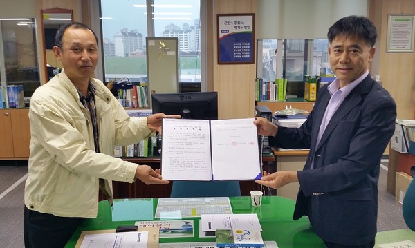 ▲ 함양군과 (사)숲길 측이 안내실 운영 공동협약을 체결하고 있다 ⓒ뉴데일리