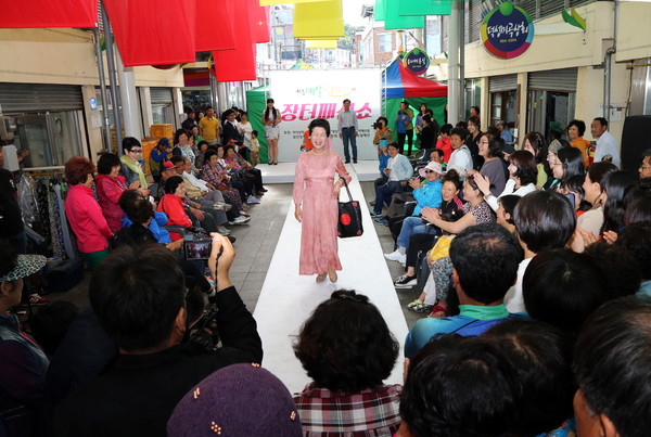▲ 하동군 매실장터에서 지역주민들이 패션쇼를 하고 있다
