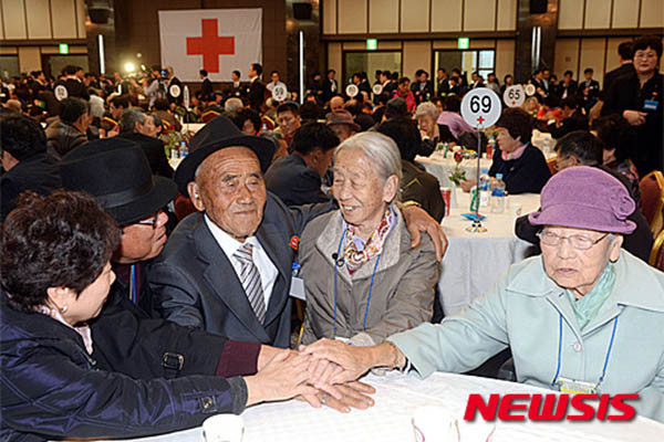 ▲ 지난 22일 1차 상봉 때 이산가족들의 모습. ⓒ뉴시스. 무단전재 및 재배포 금지.