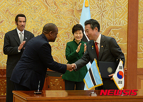 ▲ 박근혜 대통령이 한국을 공식 방문한 세레체 카마 이안 카마 (Seretse Khama Ian Khama) 보츠와나 대통령과 23일 오전 청와대에서 정상회담 후 정종섭 행정자치부 장관과 체놀로 마베오 교통통신부 장관의 전자정부 협력 MOU 서명식을 지켜보고 있다. ⓒ뉴시스