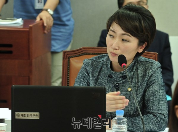 ▲ 새정치민주연합 이언주 의원이 23일 국회 운영위에서 열린 청와대 비서실·경호실·국가안보실에 대한 국정감사에서 한국사 교과서 국정화 문제를 따져묻고 있다. ⓒ뉴데일리 이종현 기자