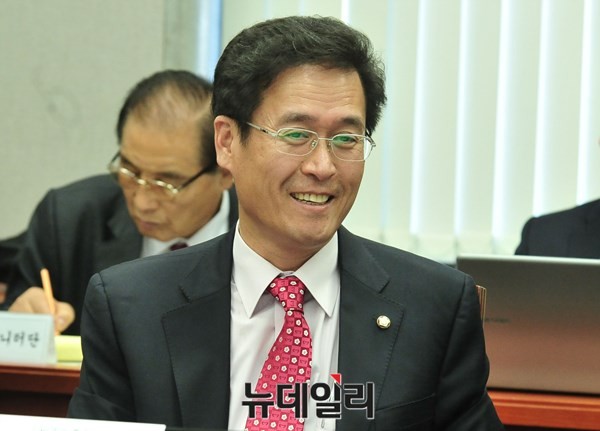 ▲ 새누리당 함진규 의원이 23일 국회 운영위에서 열린 청와대 비서실·경호실·국가안보실에 대한 국정감사에서 한국사 교과서 국정화 문제를 거론하고 있다. ⓒ뉴데일리 이종현 기자