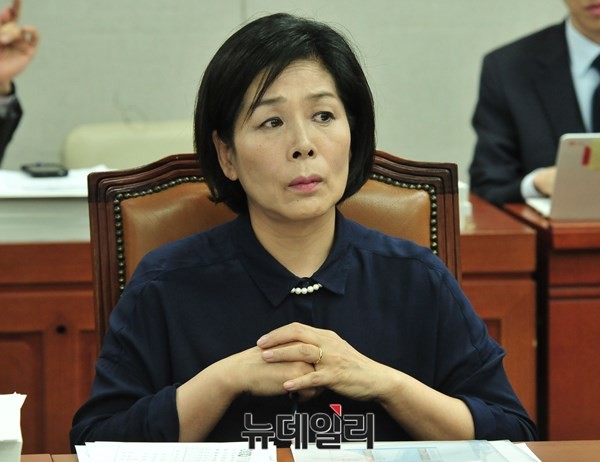 ▲ 새정치민주연합 최민희 의원은 23일 국회 운영위에서 열린 청와대 비서실·경호실·국가안보실에 대한 국정감사에서 이병기 청와대 비서실장을 향해 [실장, 말조심하라]고 해 큰 소란을 불러일으켰다. ⓒ뉴데일리 이종현 기자