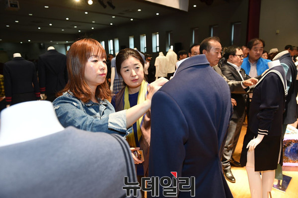 ▲ 경기도는 23일 오후 2시 의정부 소재 경기도교육청 북부청사 대강당에서 도내 학부모 및 학교관계자 등 200여명이 참석한 가운데 '착한 교복 품평회'를 열었다. ⓒ경기도청 제공