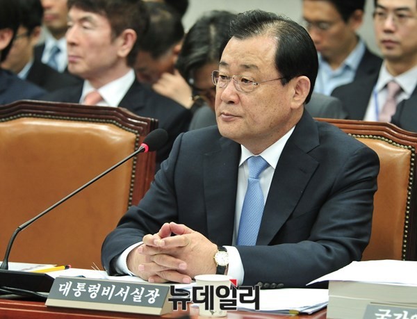 ▲ 이병기 대통령비서실장이 23일 오전 서울 여의도 국회 운영위원회에서 진행된 청와대 국정감사에서 의원들의 질문에 답하고 있다.  ⓒ이종현 기자